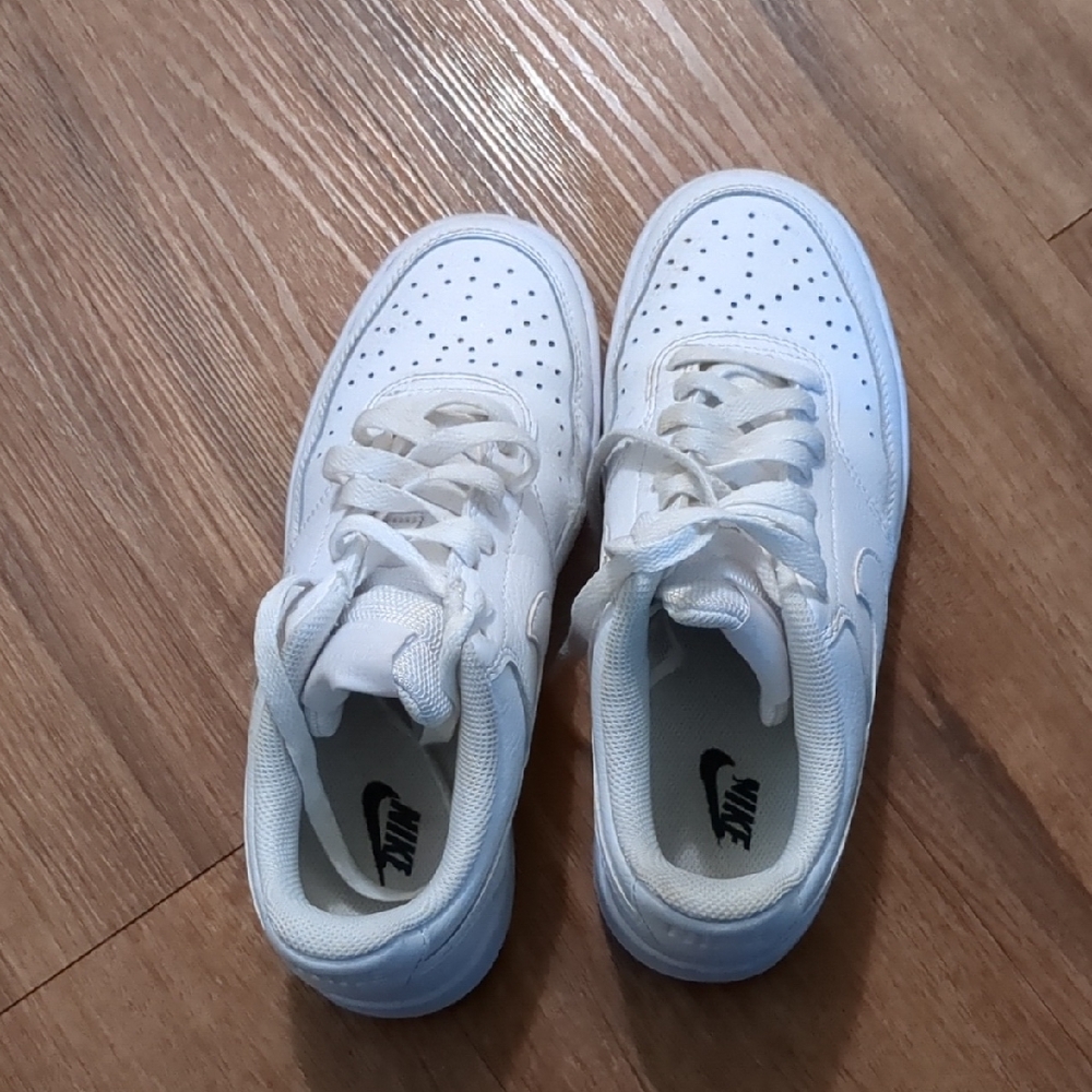 Nike V2 Sneakers